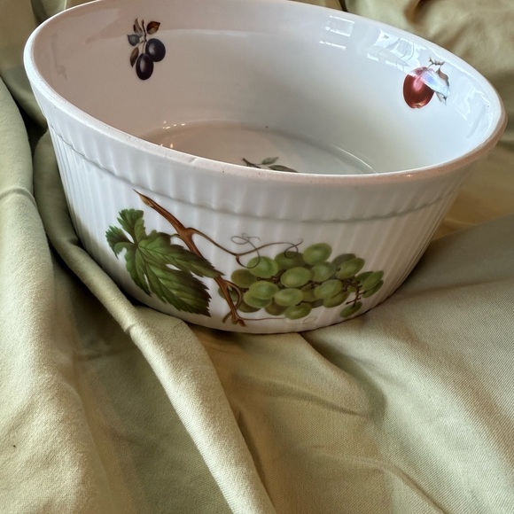 Other - Charming Ceramic Fruit Bowl with Grapevine Design